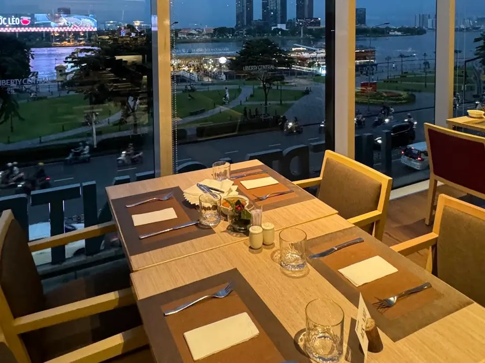 サイゴン川の夜景を眺めながらの食事