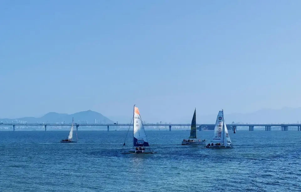 【帆船出海】与私人帆船教练一起乘风破浪，在辽阔的金厦海域，欣赏厦门壮丽的海岸线，观览独一无二的金门风光，近距离接触金门的文化气息，还有概率会看到海豚跃于波光粼粼的海面