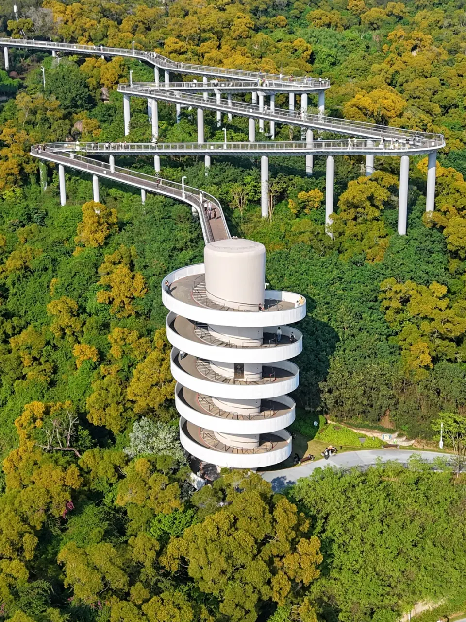 【山海健康步道】贯穿岛屿东西线的山海步道，串联起八山三水，途经厦门岛的一线山河湖海，赏心悦目的植被，融合成一片陆地上的绿海，放眼远眺，碧绿的繁茂风光可以舒缓一切疲惫与忧愁。