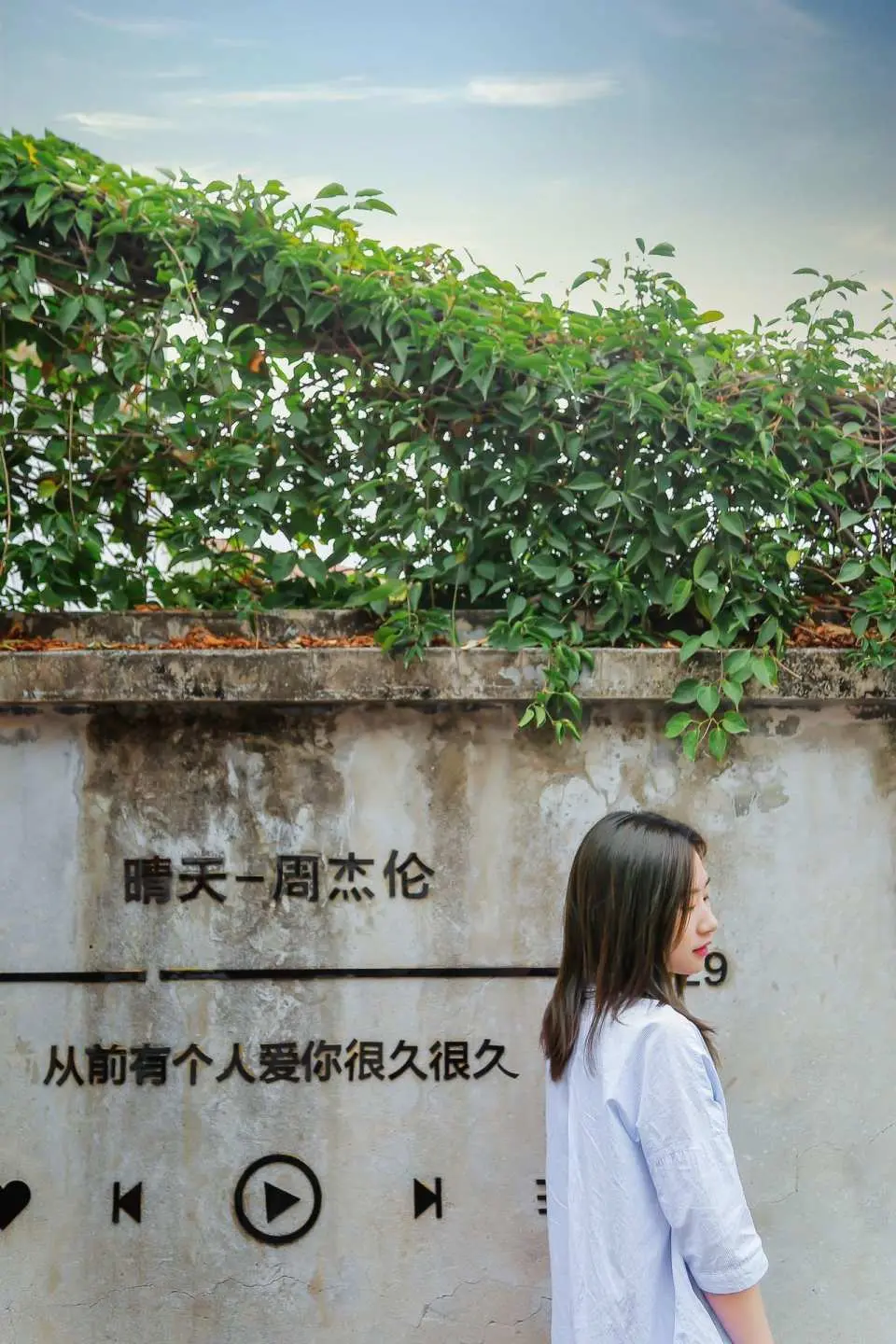 【琴岛旅拍】鼓浪屿是一座充满建筑历史的大型博物馆，随处可见浪漫的旧巷、老式别墅、异国建筑……这里是回忆的定格点，琴岛旅拍精选鼓浪屿美妙景色机位，让专业摄影师记录下这趟精彩的旅程吧。