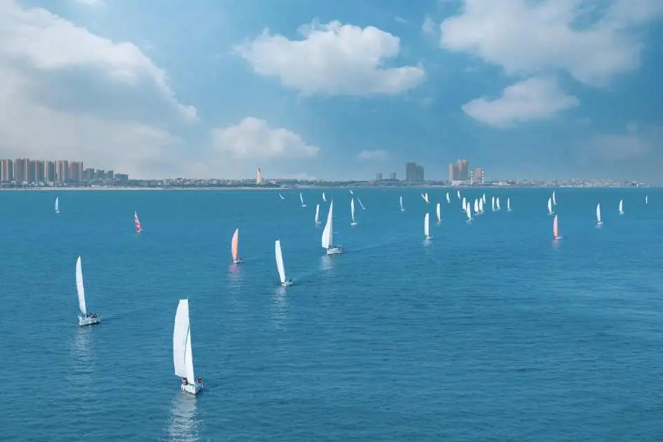 五缘湾帆船港是中国首个国际帆船赛事常态化举办地 ，连续承办沃尔沃环球帆船赛、克利伯环球帆船赛等顶级赛事。