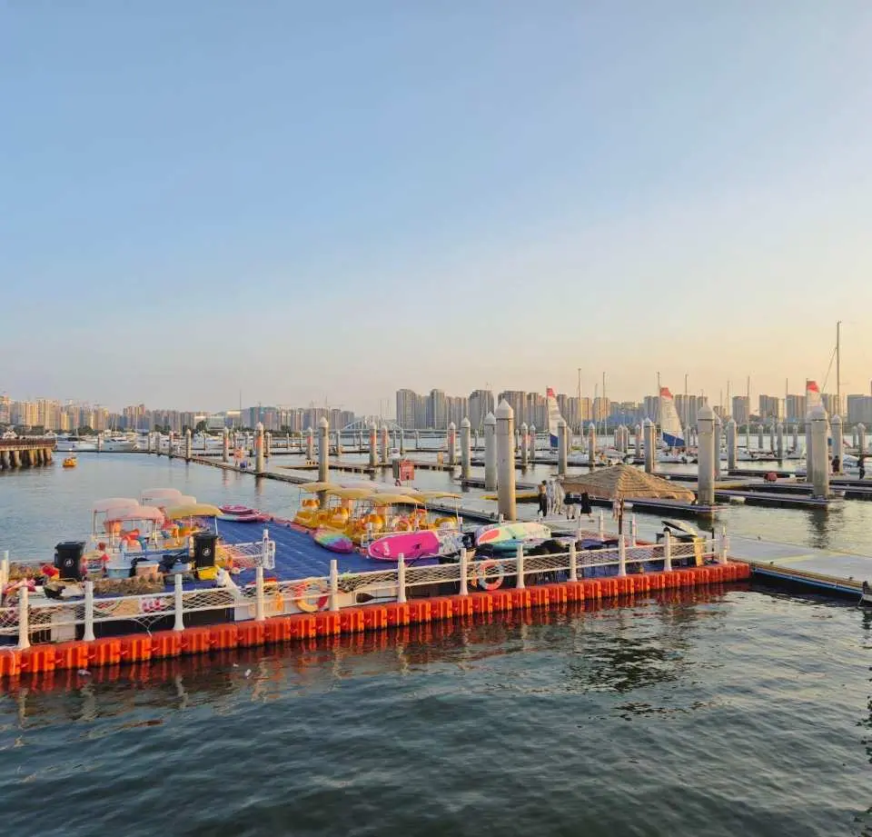五缘湾帆船港坐拥2平方公里多的宽阔水域，四面无山，风向顺畅，海水一年四季不结冰，被许多帆船航海家称为“最美丽的帆船港湾”。规划有300个帆船泊位和相应的帆船码头，建设有帆船文化展馆、帆船用品展区和6万平方米的帆船公园。