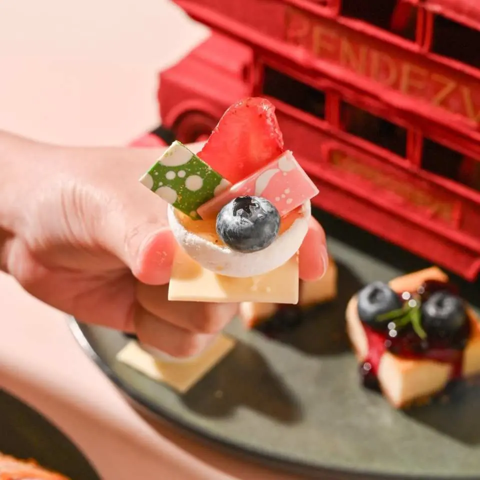 Afternoon tea at Rendezvous Lounge & Bar will make your afternoon even more special.