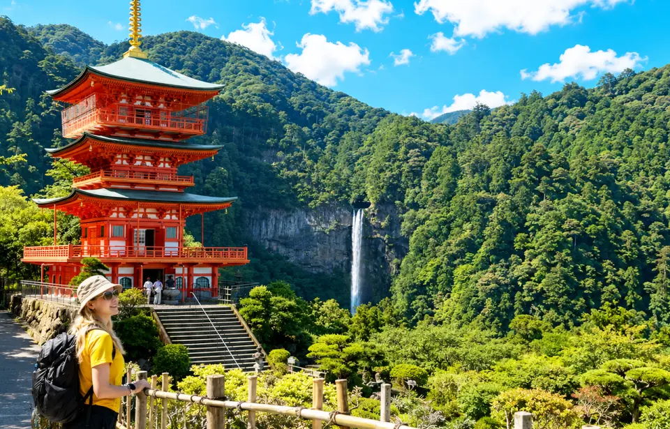熊野那智大社坐落于苍翠山林间的熊野那智大社，是熊野三山之一，拥有超过1700年的悠久历史，也是熊野信仰的重要圣地。朱红色神殿与古老杉木林相映成趣，庄严而宁静。登上神社，还可远眺日本第一高瀑——那智瀑布，是熊野地区最具代表性的绝美景观。