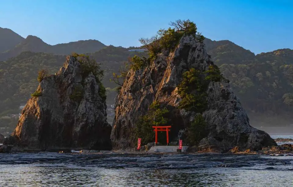 那智胜浦 白蛇弁财天 海中鸟居“奇景。 小小的朱红色神社建在海中的岩礁之上，周围被太平洋海浪包围，景色十分神秘。尤其是在清晨、日落以及涨潮时，海水映衬着鸟居与神社，拍照非常出片，因此近年在日本SNS和摄影爱好者之间人气逐渐上升。