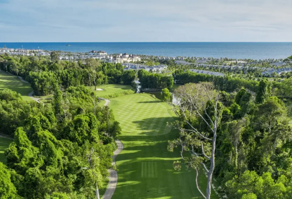 ⛳ 빈펄 푸꾸옥 Golf Club 
IMG Worldwide에서 설계한 빈펄 골프 푸꾸옥은 Most Memorable Golf Course in Asia 2019에 선정될만큼 아름다운 코스를 자랑합니다.
ㅁ 총 18홀 / PAR 72  / 길이  7,038 야드

특징 : 원시림을 배경으로 조성된 코스, 자연 지형 활용, 전략적 코스
시설 : 클럽하우스, 레스토랑, 드라이빙레인지, 라커, 프로샵
1인 1캐디 / 2인 1카트 (페어웨이 진입 불가)