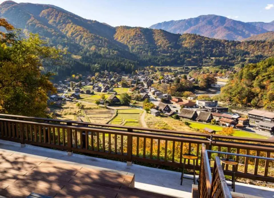 Arrive at the World Heritage Site "Shirakawa-go Gassho-zukuri Village".