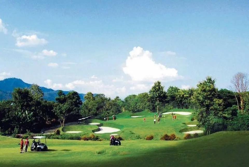 ホテルで朝食後、ゴルフ場へ移動（徒歩）⛳ 加山パノラマゴルフクラブで18ホールラウンド

ラウンド終了後、ホテルに戻り自由時間と休憩時間をお楽しみください。