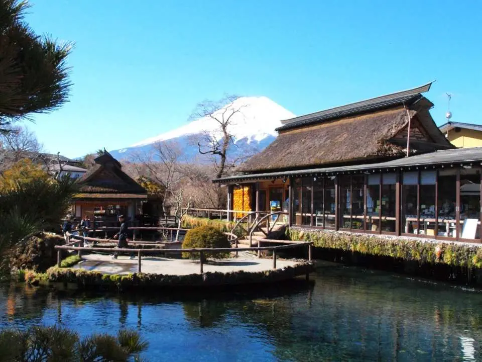 富士山與日本典型的自然景觀結合，吸引世界各地的人們。
