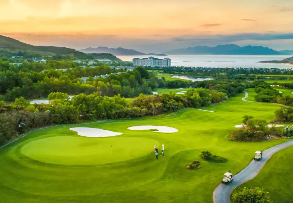 Transfer to the golf course after breakfast at the resort.

⛳ Vinpearl Nha Trang GC 18-hole round ※ Includes cart fee for 2 people + caddie fee per person

Transfer to the resort after the round, individual rest and free time