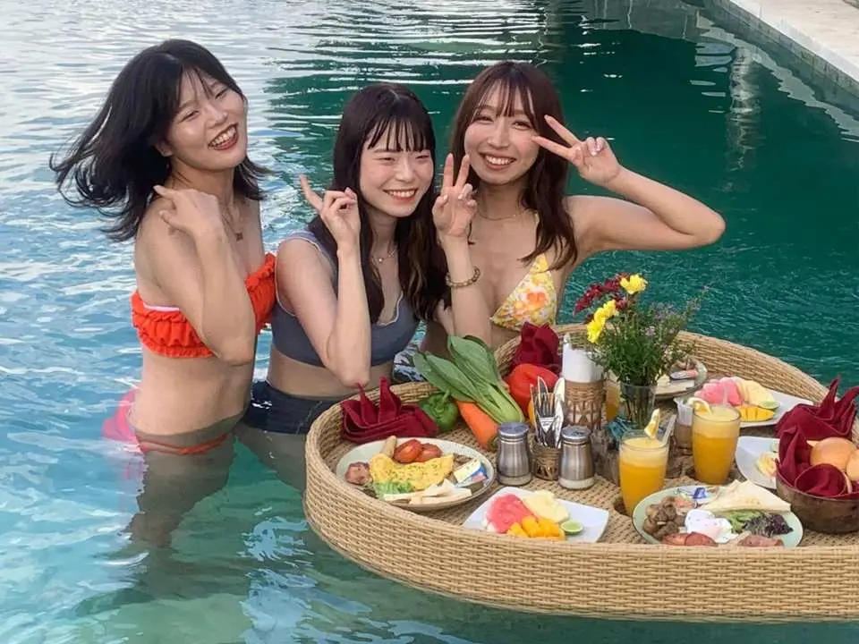 泳池漂浮早餐/早午餐