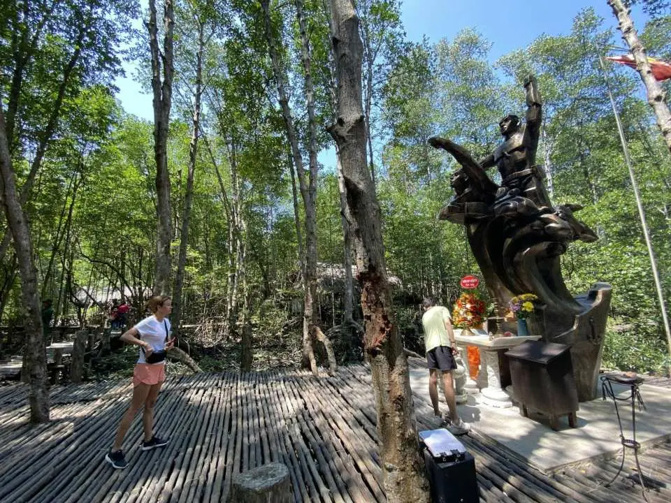 此外，您還可以在市場旁的芹蒢度假村游泳，並遊覽海灘週邊。返回胡志明市。預計下午5:00至5:30左右抵達飯店。