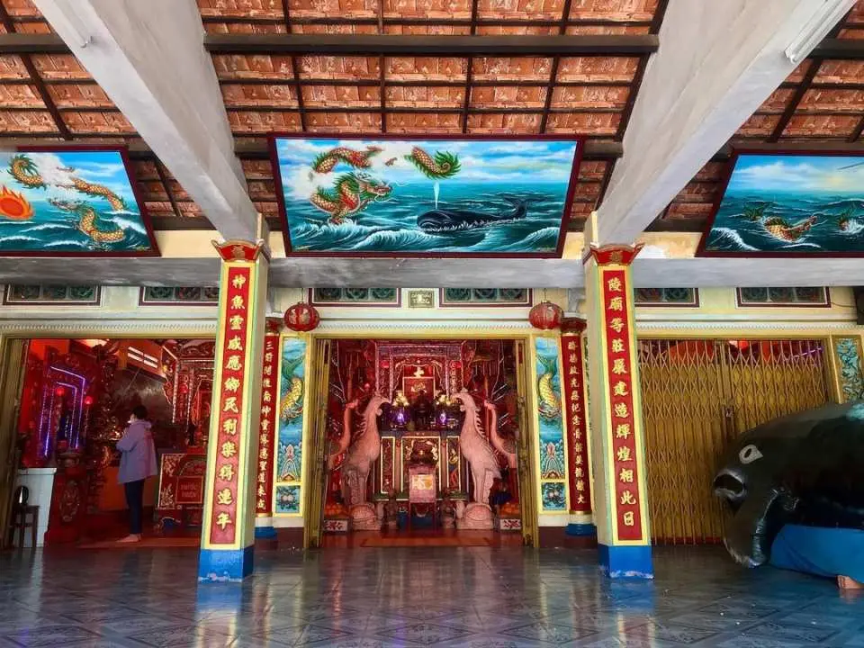 Hãy ghé thăm Đền Thang Tâm (Đền Cá Voi) – một địa điểm tâm linh linh thiêng phản ánh tín ngưỡng và văn hóa của ngư dân địa phương.