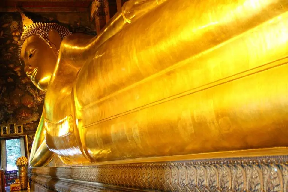 Sau khi tham quan cung điện, hãy tiếp tục đi bộ đến Wat Pho gần đó, một trong những quần thể chùa cổ kính và quan trọng nhất của Bangkok. Tham quan điện thờ Phật Nằm, sau đó tiếp tục đi qua các sân trong được trang trí bằng các tháp chedi và tranh tường trong khi hướng dẫn viên dẫn bạn khám phá khuôn viên chùa rộng lớn hơn và hiểu lý do tại sao Wat Pho lại giữ một vị trí quan trọng như vậy trong truyền thống Phật giáo Thái Lan.