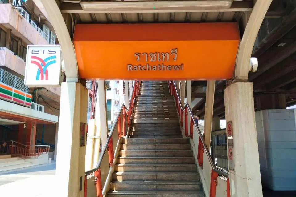 Chuyến tham quan của bạn kết thúc tại Wat Pho, nhưng khu vực này của Bangkok rất lý tưởng để bạn tự mình khám phá. Bạn có thể ở lại khu vực này để thưởng thức bữa trưa thư giãn tại một quán cà phê ven sông với tầm nhìn ra Wat Arun, hoặc đơn giản là đi phà nhanh qua sông nếu bạn muốn đến thăm. Từ đây, bạn đang ở một trong những góc phố dễ đi bộ và mang đậm không khí cổ kính nhất của Phố Cổ!