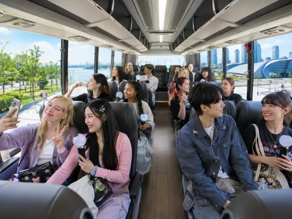 The round-trip plan is a shuttle day tour that visits one tourist attraction.