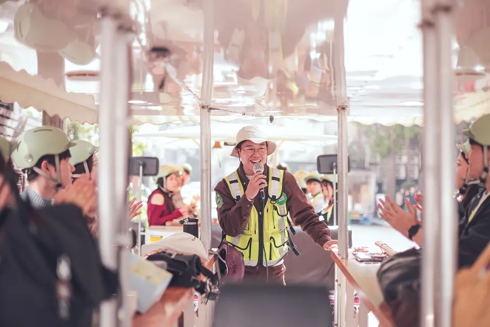 ไกด์มืออาชีพจะพาคุณเดินชมทุกตรอกซอยในกรุงโซล พร้อมให้คำอธิบายที่สนุกสนานและให้ความรู้