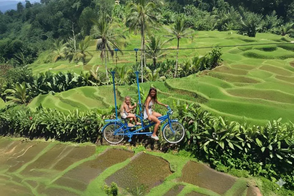 ปั่นจักรยานคู่ Skybike Tandem
ปั่นเคียงข้างกันบน Skybike Tandem ที่ลอยอยู่สูงเหนือนาข้าวของบาหลี สัมผัสประสบการณ์ที่ผสมผสานความตื่นเต้นและความสงบอย่างลงตัวขณะปั่นจักรยานลอยไปในอากาศ พร้อมชมวิวป่าอันงดงามรอบด้าน
