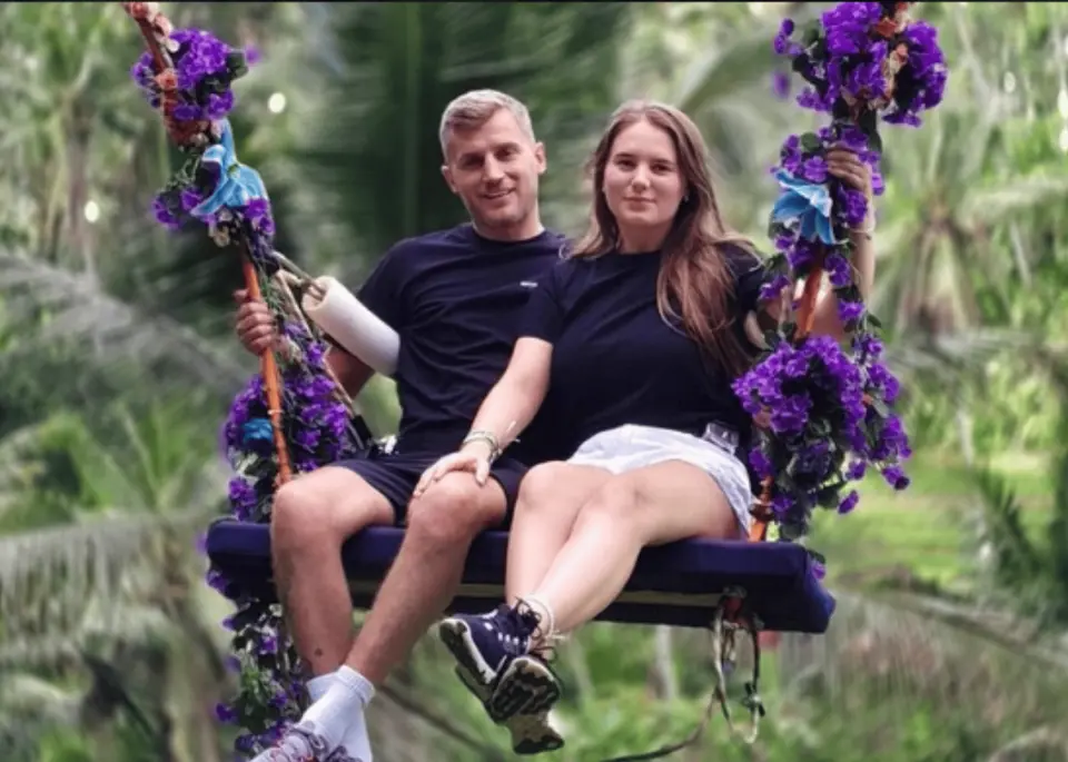 Flower Swing
Share a romantic moment on the Flower Swing, beautifully decorated with vibrant petals and surrounded by lush greenery. Perfect for couples or anyone who wants stunning, fairy-tale photos in Bali’s natural paradise.
