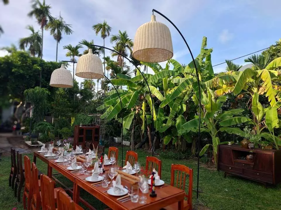 Sit down for a delicious, 5-star Vietnamese family-style lunch, savoring the "Banh Xeo" you just made along with other local dishes.