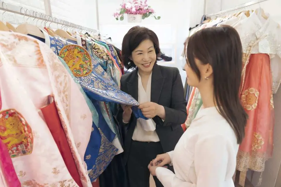 於明洞韓服體驗店，顧客在專業服務人員協助下，挑選多款精緻韓服，盡享挑選心儀服裝的樂趣。