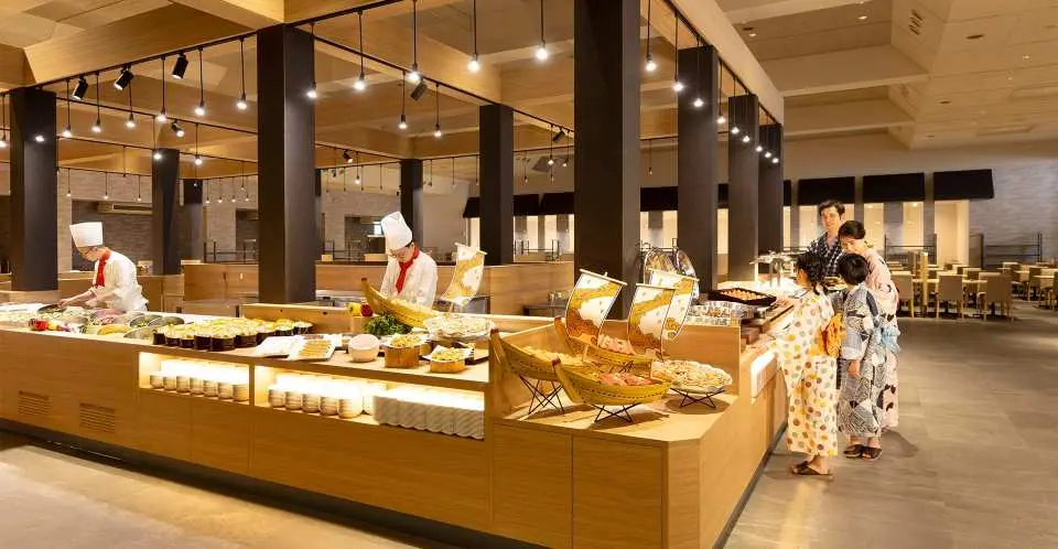 傍晚入住 Premium Hotel New塩原，在多主題溫泉中放鬆身心，晚餐享用季節自助餐，盡情品味山城的溫暖夜晚。