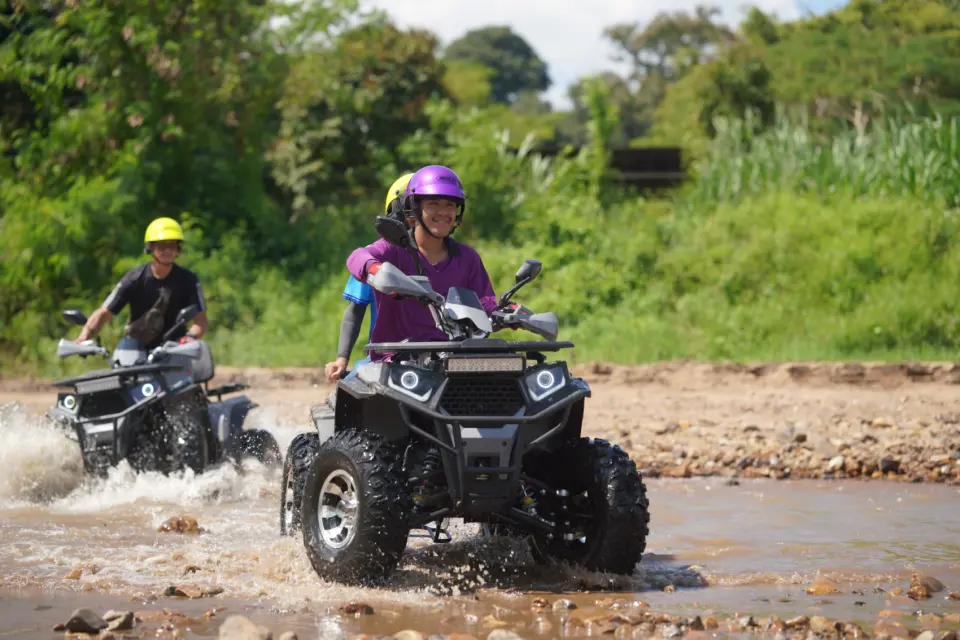 感受在湄旺叢林中體驗1小時ATV越野車之旅的刺激。