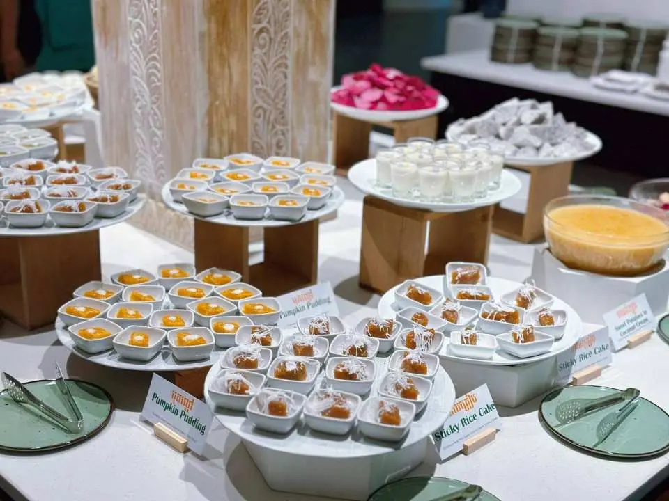 暹粒自助晚餐甜品區，陳列著精緻多樣的高棉與國際特色甜品，包括南瓜布丁和糕點，豐富餐後體驗。