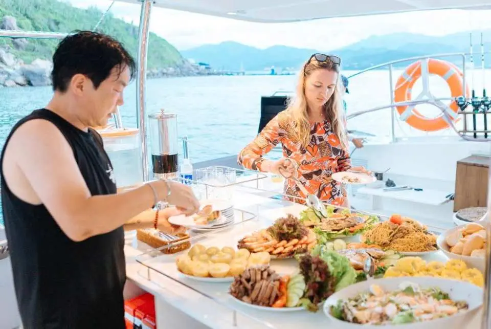 富国岛尼莫游艇上摆满丰盛的自助烧烤餐点，提供多样化美食，让旅客尽情享用。
