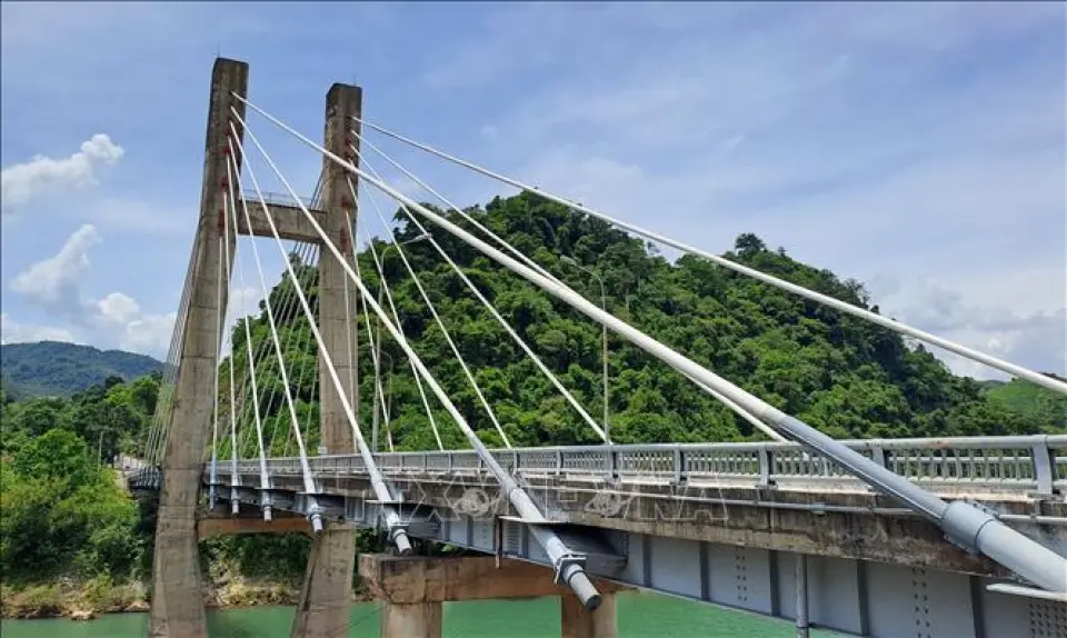 達克隆橋：位於9號公路中段，是15號公路的起點，15號公路是胡志明小徑的主要支線之一。這座橋優雅地連接著廣闊的天空、河流和山脈。

溪山作戰基地：位於越南非軍事區（DMZ）以南，是越戰期間美國海軍陸戰隊的前哨基地。