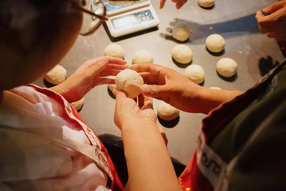 3. 製作越南法國麵包

將麵團揉成小球，小心塑形，然後烤成金黃酥脆的越南法國麵包。