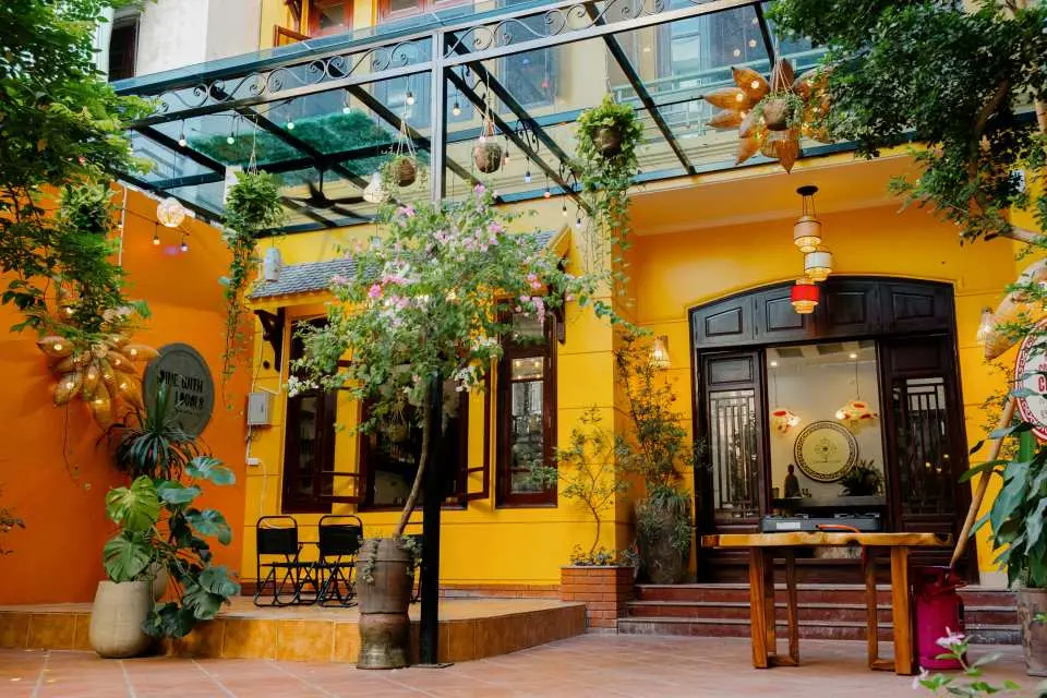 2. 쿠킹 클래스 장소로 돌아가기
이곳은 우리 경험의 핵심입니다. 하노이에 있는 따뜻하고 아늑한 가정집 부엌에서 함께 요리하고, 이야기를 나누고, 베트남의 풍미를 즐길 것입니다.