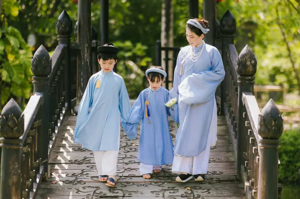 가장 마음에 드는 아오자이를 선택하고 이 우아한 문화적 의상을 입는 느낌을 즐겨보세요.