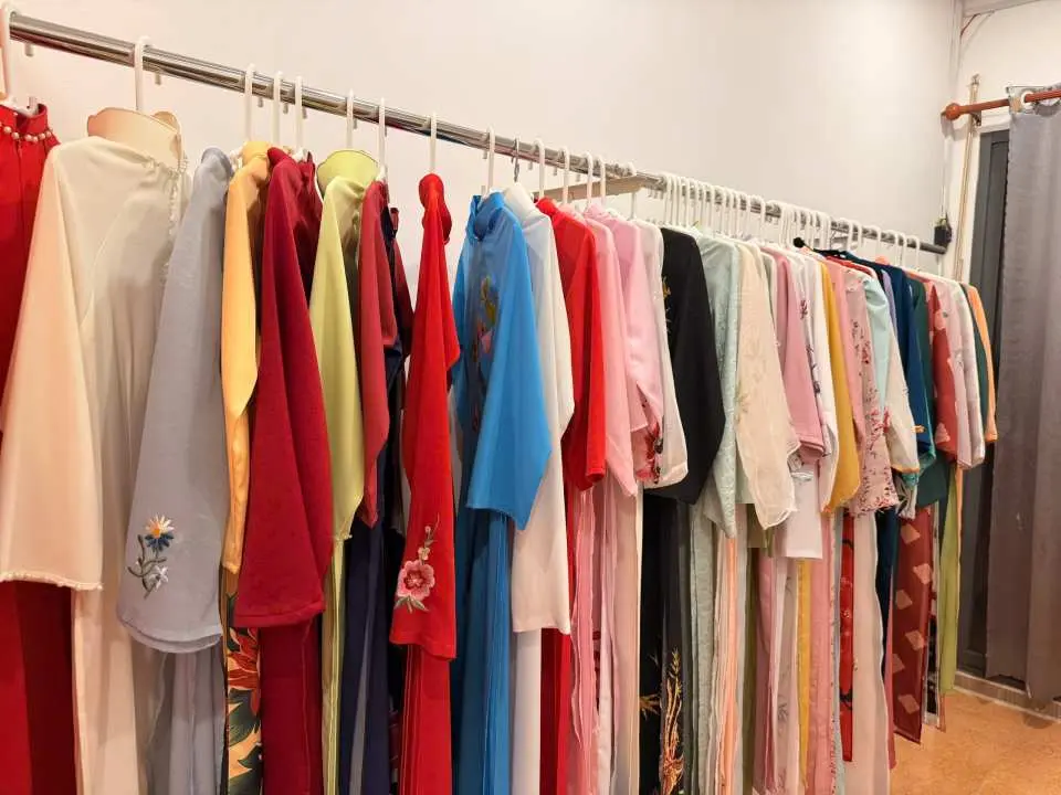 Hãy chọn chiếc Áo Dài yêu thích của bạn và tận hưởng vẻ đẹp thanh lịch của trang phục truyền thống Việt Nam.