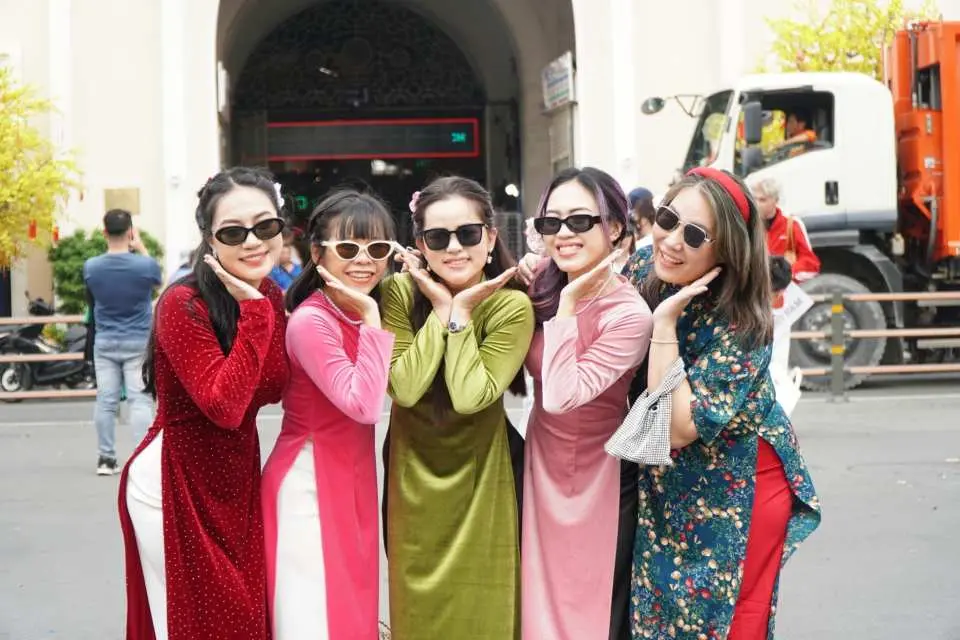 Kết thúc hành trình của bạn tại chợ Bến Thành, nơi bạn có thể dạo quanh mua sắm hàng hóa địa phương, quà lưu niệm và tận hưởng không khí nhộn nhịp.