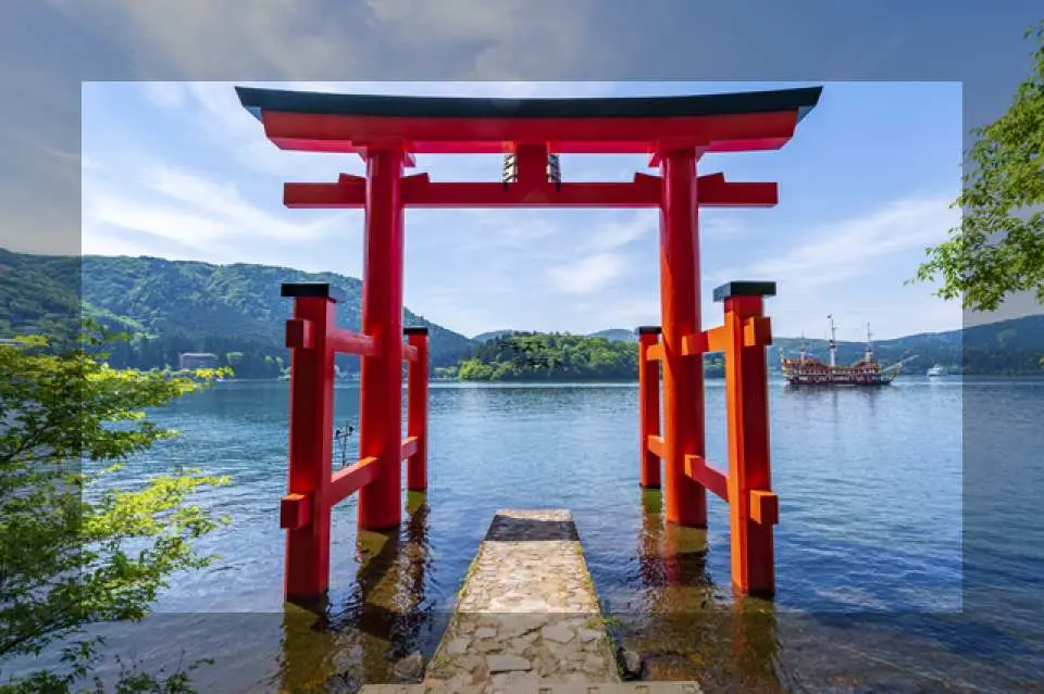 【箱根神社】
位於芦之湖畔的古老神社，以「平和之鳥居」立於湖面而聞名，是人氣拍照地標。神社環境寧靜，被杉林環繞，有祈求交通安全、願望實現等功德。漫步石階與湖畔道路，能感受濃厚的日式神域氛圍。