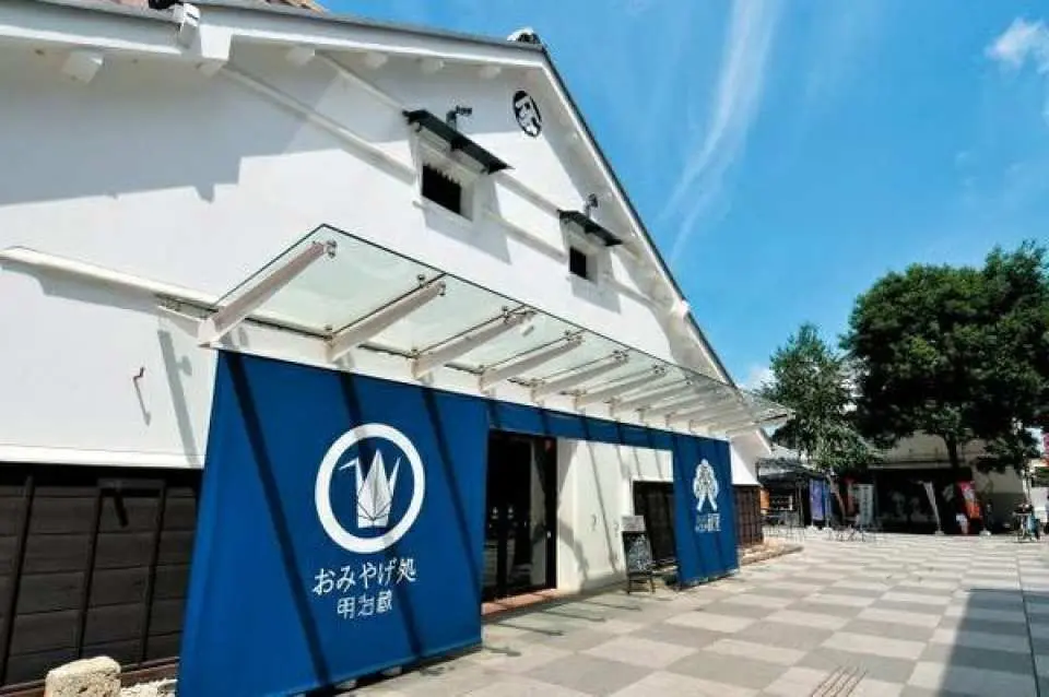【菓子屋橫丁】
日本僅存的本丸御殿之一，能近距離欣賞武士時代的建築、庭院與室內結構。館內展示川越歷史與戰國文物，環境清幽且人潮相較觀光街少，更能沉浸體驗古城氛圍。適合對歷史文化感興趣的旅客。
