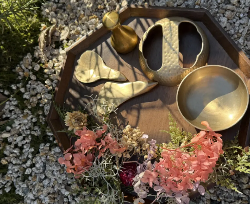 這些頂級邦加青銅按摩工具是專為 THE SEOL:HA 量身打造的。

邦加青銅具有卓越的保溫性能，使物理治療師能夠施加深層、溫暖的壓力，比傳統按摩手法更快地釋放壓力。

這種療法可以促進血液循環，放鬆頑固的肌肉結節，並帶來一種只有韓國青銅療法才能提供的獨特而深層的舒緩感受。