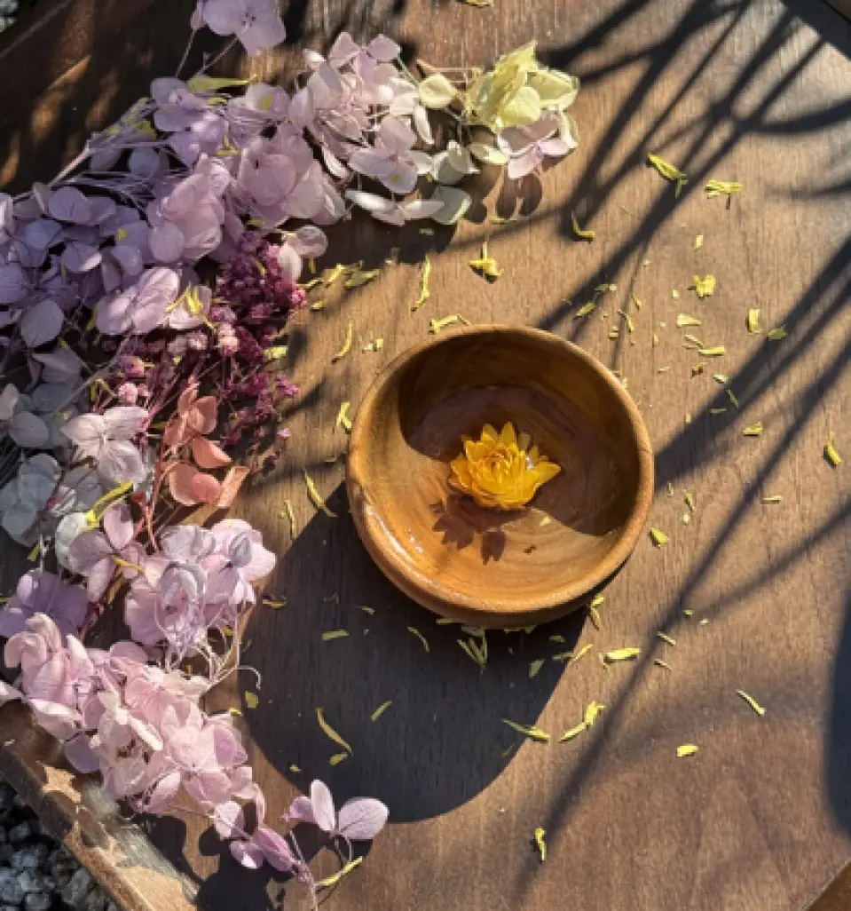 THE SEOL:HA 使用純天然植物精油。

賓客可從多種天然香氛配方中選擇，每款都旨在幫助放鬆身心、緩解壓力、平衡情緒或改善睡眠。

不含人工香料－僅使用純淨的有機植物精油。