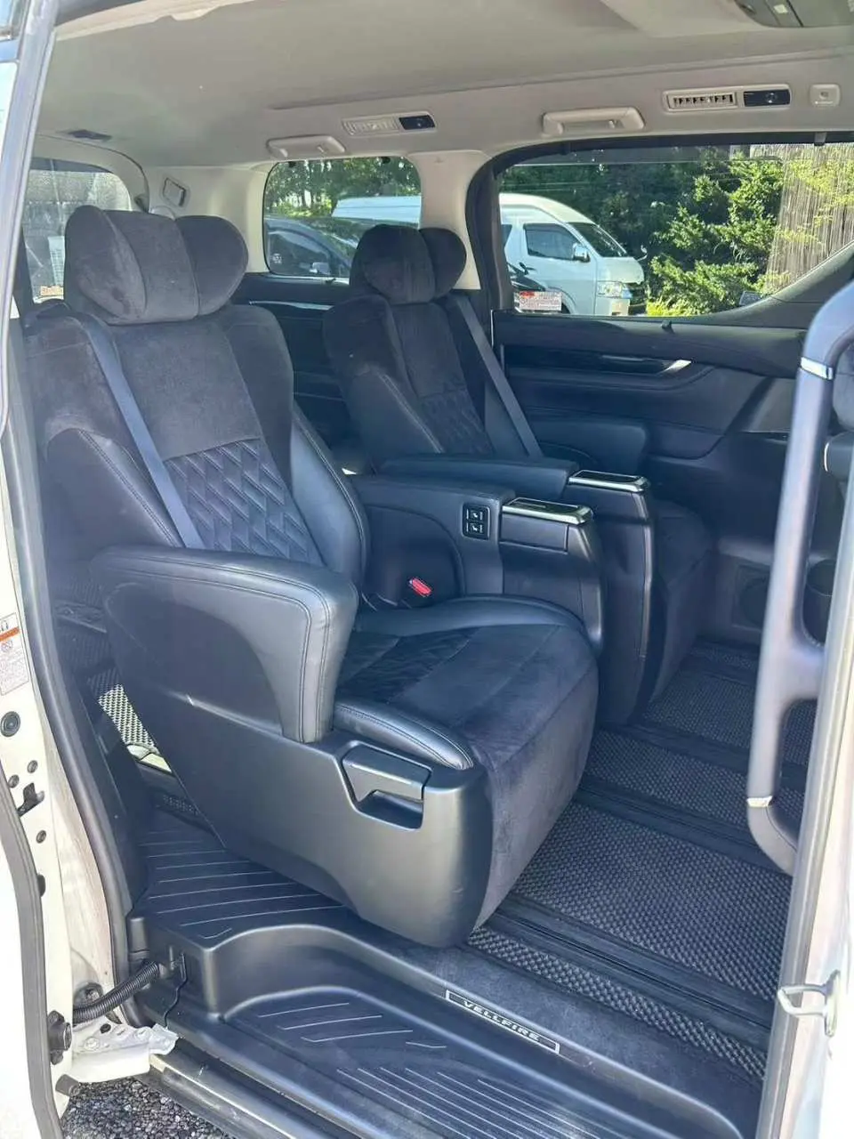 Alphard 座椅，可容納 1 至 5 人