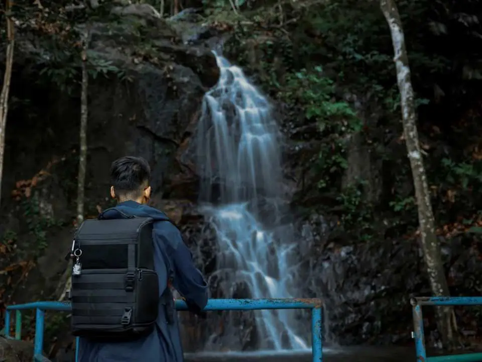 登頂之後，探險之旅仍在繼續。您將飽覽民丹島起伏的山丘和海岸線的壯麗全景，然後前往隱藏的瑰寶——科拉姆普特里（Kolam Puteri），又稱“公主池”。這棟被茂密叢林環繞的清澈天然泉水，是您在健行後放鬆身心、消暑納涼、享受大自然寧靜的理想之地。