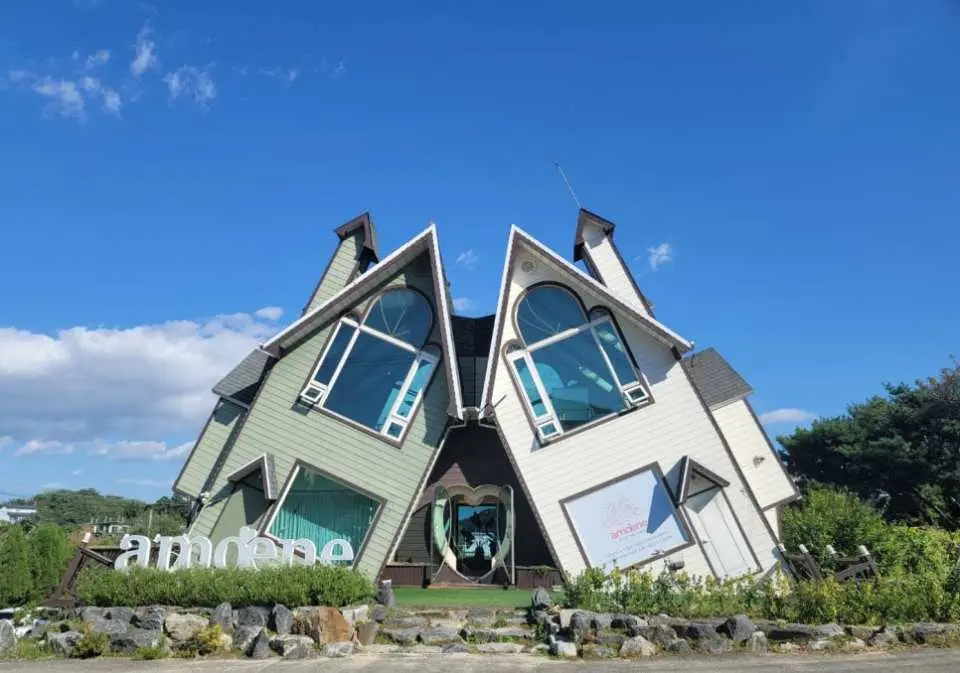 「傾斜雙子屋」建築聞名的Amande Coffee