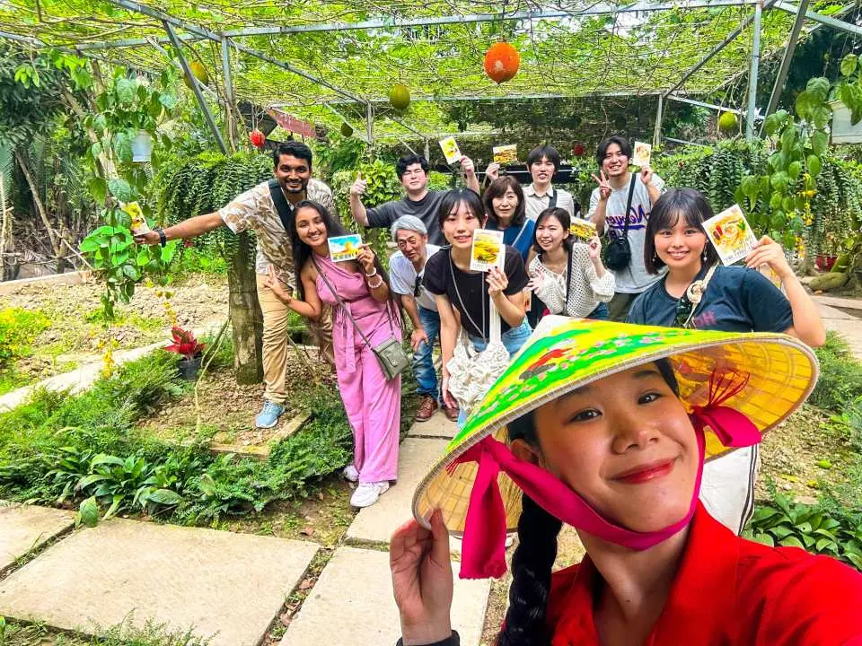 17:00 - 17:30: 원래 만남 장소로 모셔다 드립니다. 투어 종료.