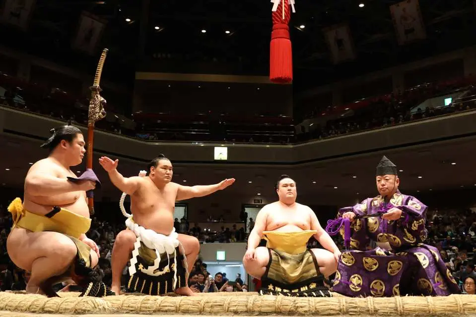 【横纲入场仪式】入场仪式是相扑力士进入相扑场的仪式，也是向观众介绍力士的一种方式。 「横纲入场仪式」与十两和幕内等级的入场仪式分开举行，更添一份独特而神圣的体验。横纲在「扫露者」和「持剑者」两位力士的陪同下，沿著花径进入相扑场，拍手致意，然后高高抬起双腿，进行跺脚仪式。随著他跺脚，观众席上响起「哟嗬！」的欢呼声，响彻整个相扑场馆。横纲的仪式围裙和白色绳索也是仪式的亮点。