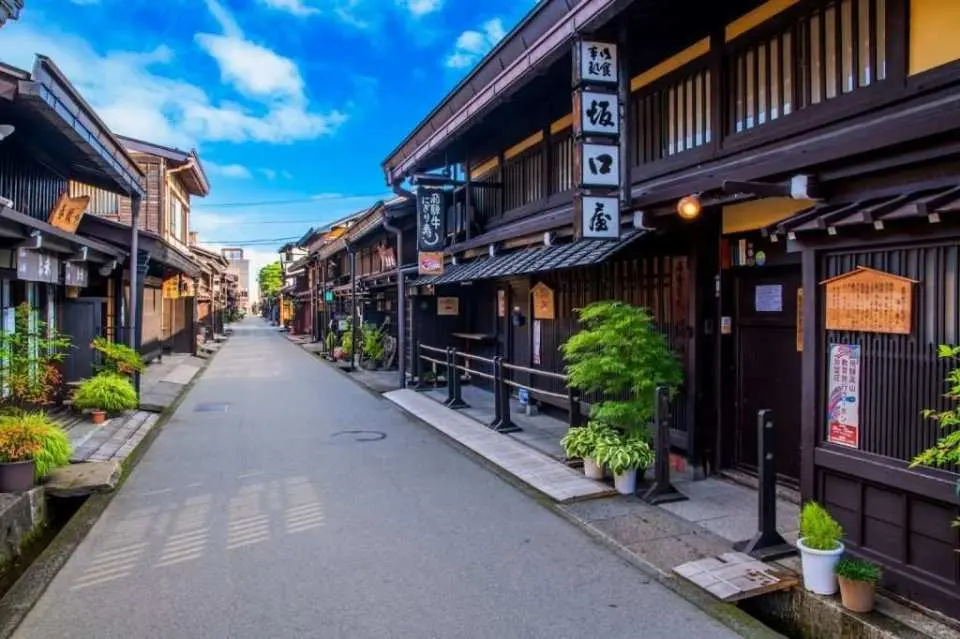 到達【飛驒高山・高山老街】自由散策約2小時。——飛驒高山老街保存完整的江戶時代町家建築，被譽為「飛驒的小京都」街道兩旁可見傳統木造商家、老舖與清酒酒藏，漫步其間能感受濃厚的歷史與山城文化氛圍。沿途可欣賞格子窗建築、參觀在地清酒酒藏，並選購飛驒木工、和風雜貨與特色伴手禮。——周邊亦鄰近宮川朝市與河畔景色，四季皆適合散步拍照。老街餐廳選擇豐富，可自由安排用餐，推薦品嚐飛驒牛料理，如味藏天國、丸明等人氣名店。