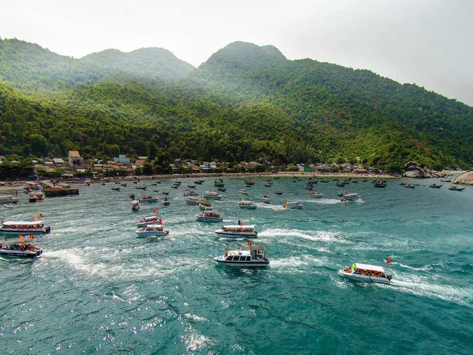 At Cua Dai port, tour guide will gather groups and be ready to take the speed boat for Cham Island.
On the way to Cham Island, you will experience the thrill of riding the waves on high-speed canoes. The island is 
home to many beautiful coral reefs and stunning scenery along the route. About 3,000 people live in the local village.
There, you will visit the highlight places such as seafood market, Marine Protected Area, Champa ancient well to listen 
to the interesting story told by tour guide which the island people are pray for love....
Continue moving to Chong/ Ong beach for swimming and snorkeling in cooling and crystal clear blue water where 
you deep in to a various marine life with natural coral reefs and many kinds of fish. 40–60 minutes