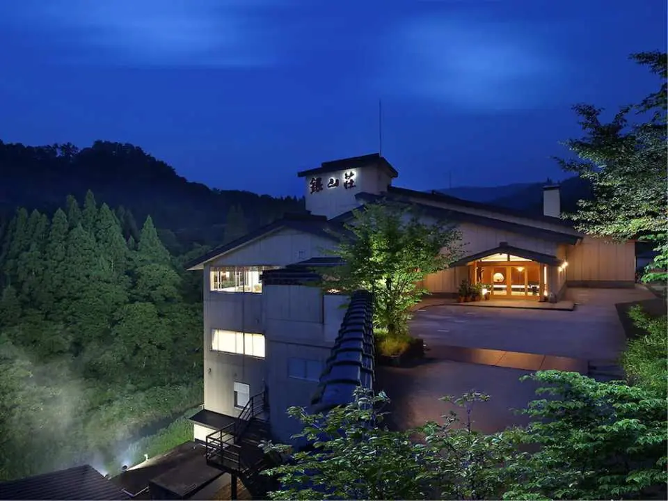 【仙峡之宿银山庄】位于银山温泉街步行约 5 分钟处，环境清幽。最大特色为宽阔露天浴池，可欣赏新绿、红叶与雪景四季风光，并备有室内浴池与岩盘浴。纯日式客房远眺银山川，搭配山形和牛与在地料理，享受身心放松的温泉时光。