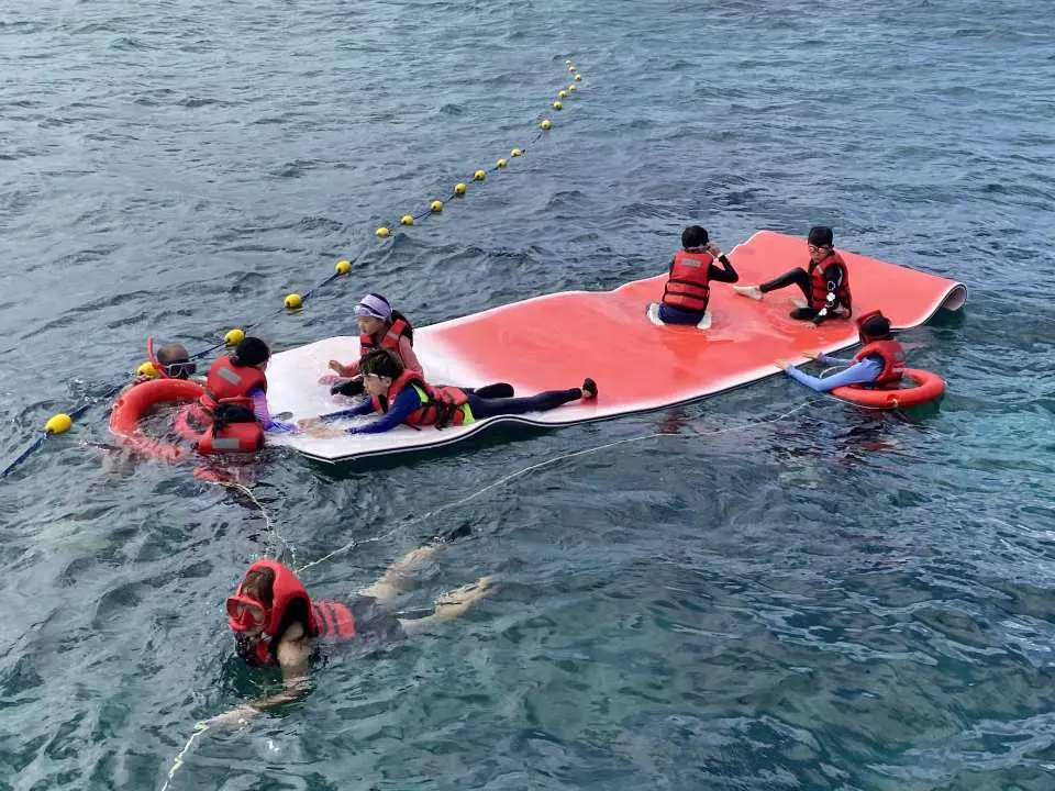 Everyone can enjoy the fun with the floating matt. its  like a floating sofa on the sea. You can lie down with your friends while the waves gently rock the mat.