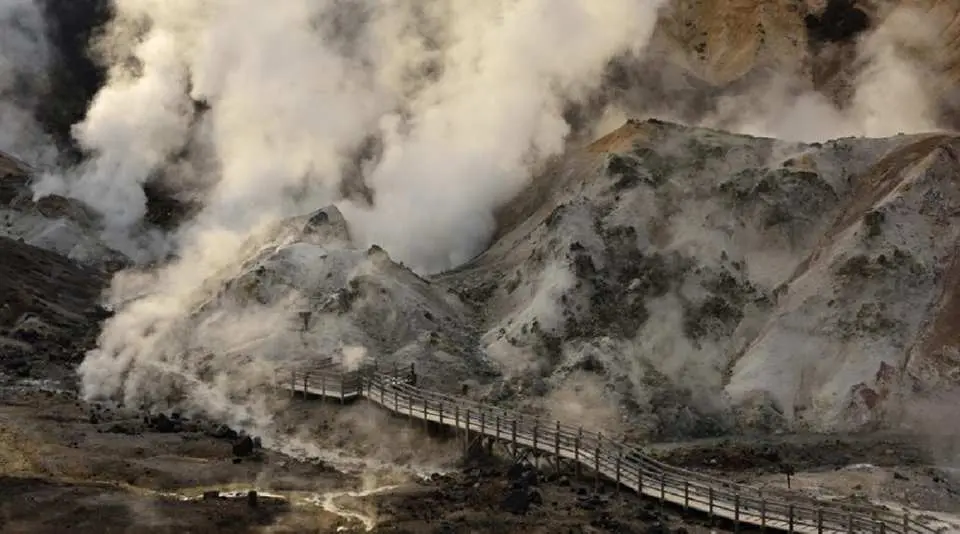 乘車前往登別地獄谷，日本最具代表性的火山地熱景觀之一。漫步於步道，可見山谷中白菸繚繞、熱氣蒸騰，充滿了大自然的力量感與神秘氛圍，是獨特的自然教育課堂。