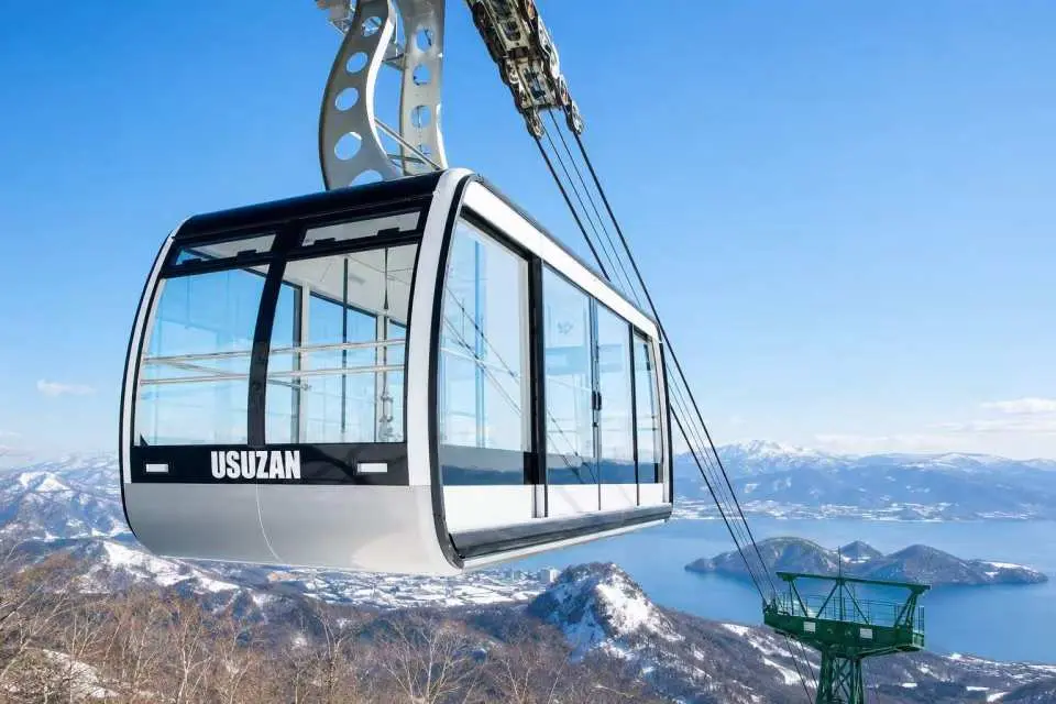 有珠山纜車：搭乘纜車登上有珠山，俯瞰洞爺湖、昭和新山與白雪覆蓋的山林景色，盡覽北海道冬季壯麗自然風光。（門票自理：約2,000日圓）